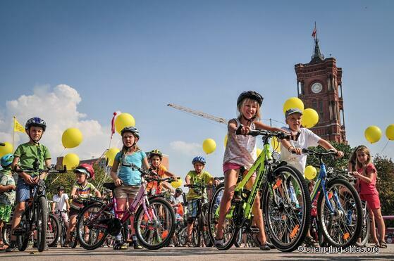 Familien-Fahrraddemo: „Straßen sind für alle da!“