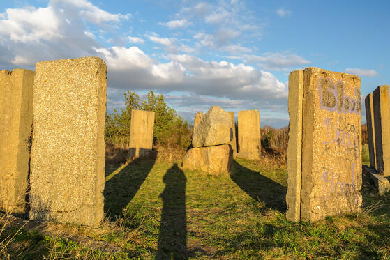 Stonehenge der Niederlausitz: Installation "Gelbe Rampe" des spanischen Künstlers Herman Prigann anlässlich der Europa-Biennale Niederlausitz 1993/95 unter der Überschrift „Kunst in der Zwischenlandschaft“. Eine Reminiszenz an die „Sonnenheiligtümer“ in der Region mit Platten aus dem Straßenbau. 